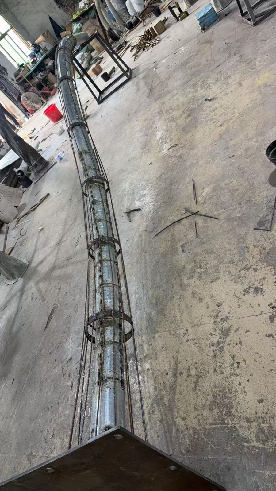 Internal steel structure for a large artificial tree trunk